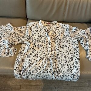 Blouse with ruffled sleeves